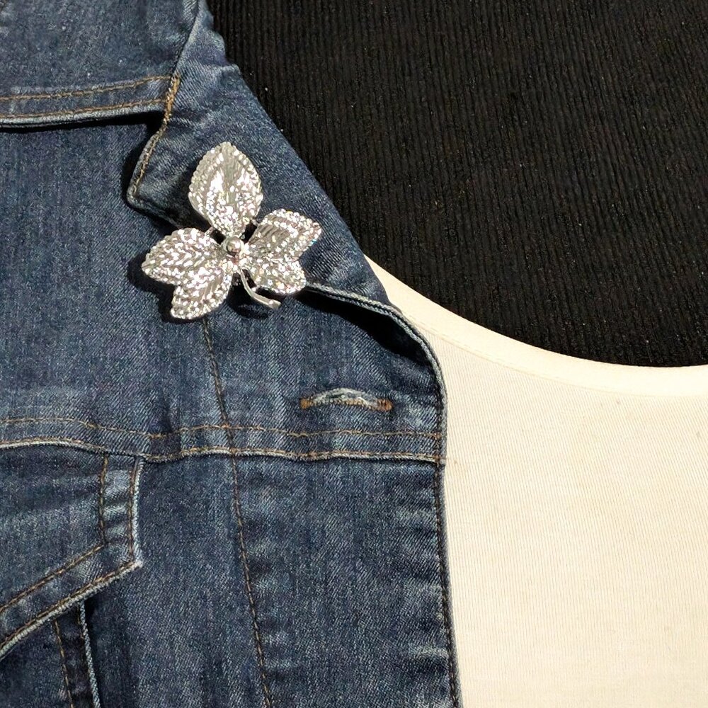 1950s Designer Signed Jerry's Textured Silvertone Leaf Brooch Pin